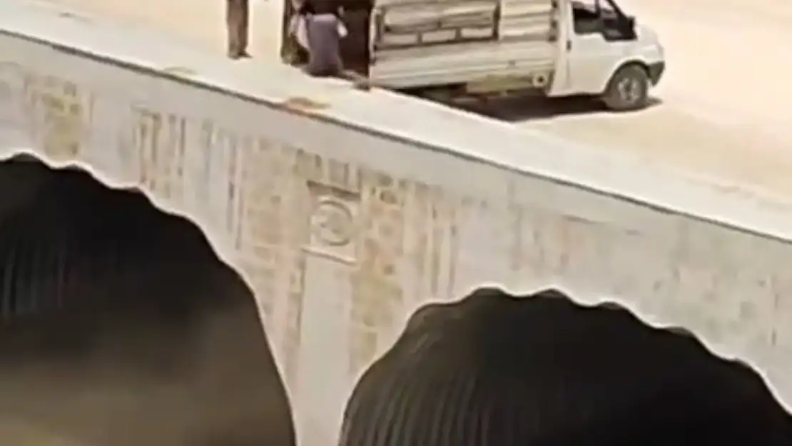 Kamyonetteki çöpleri dereye boşalttılar