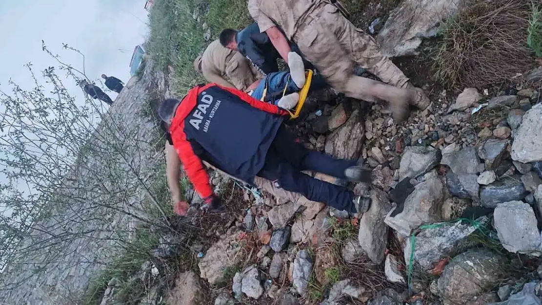 Tatvan'da minibüs şarampole yuvarlandı: 1 ölü, 11 yaralı