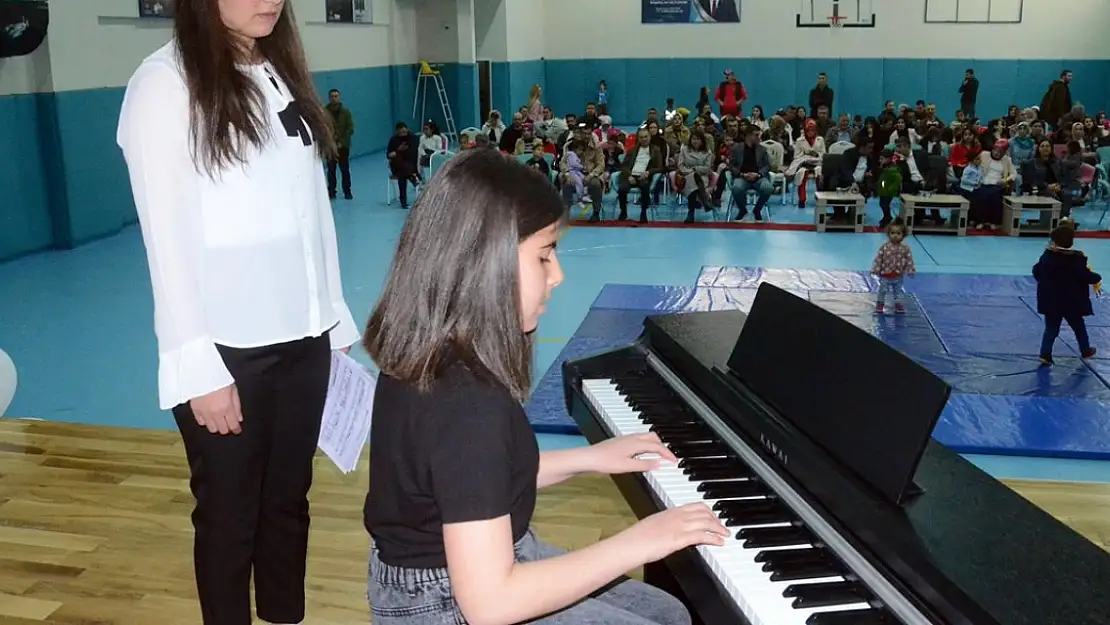 Kars'ta minik parmaklar piyano tuşlarında hünerlerini sergiledi