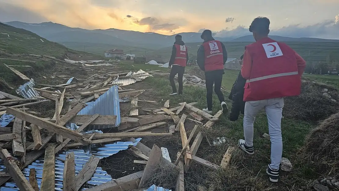 Kızılay Şiddetli Fırtınanın vurduğu Diyadin'de