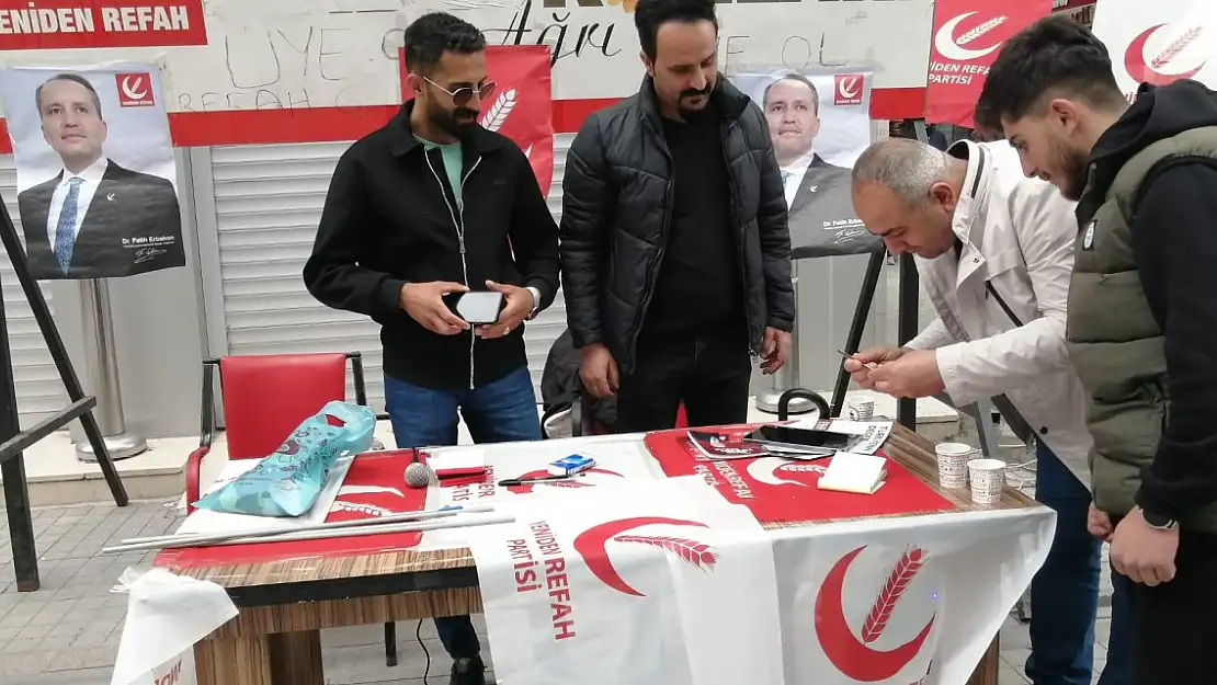 Yeniden Refah Ağrı caddelerinde üye yapıyor
