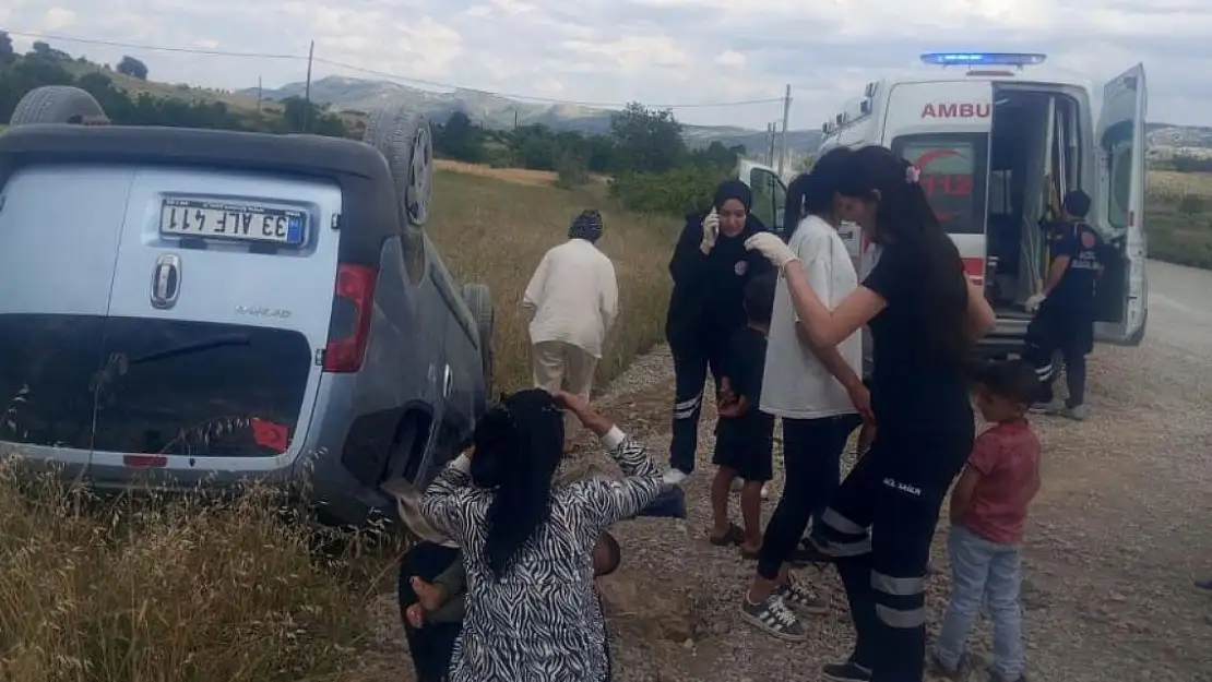 Diyarbakır'da hafif ticari araç takla attı: 4