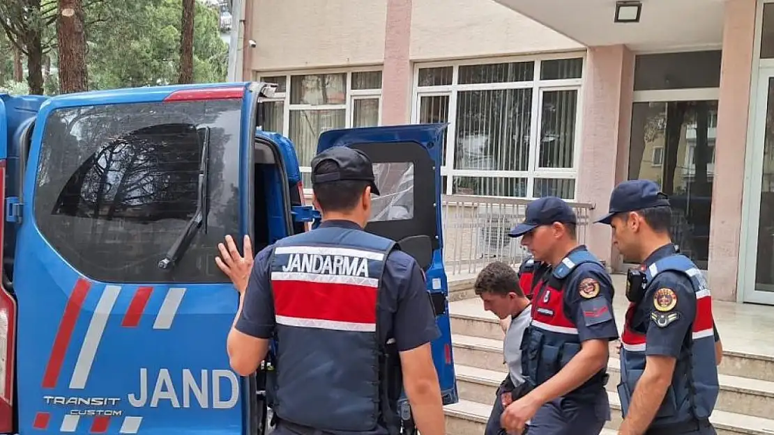 Anne ve babasına pusu kurup öldürdü