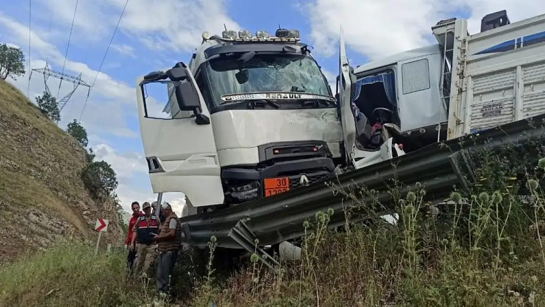 Yakıt tankeriyle tır kafa kafaya çarpıştı: 3 yaralı