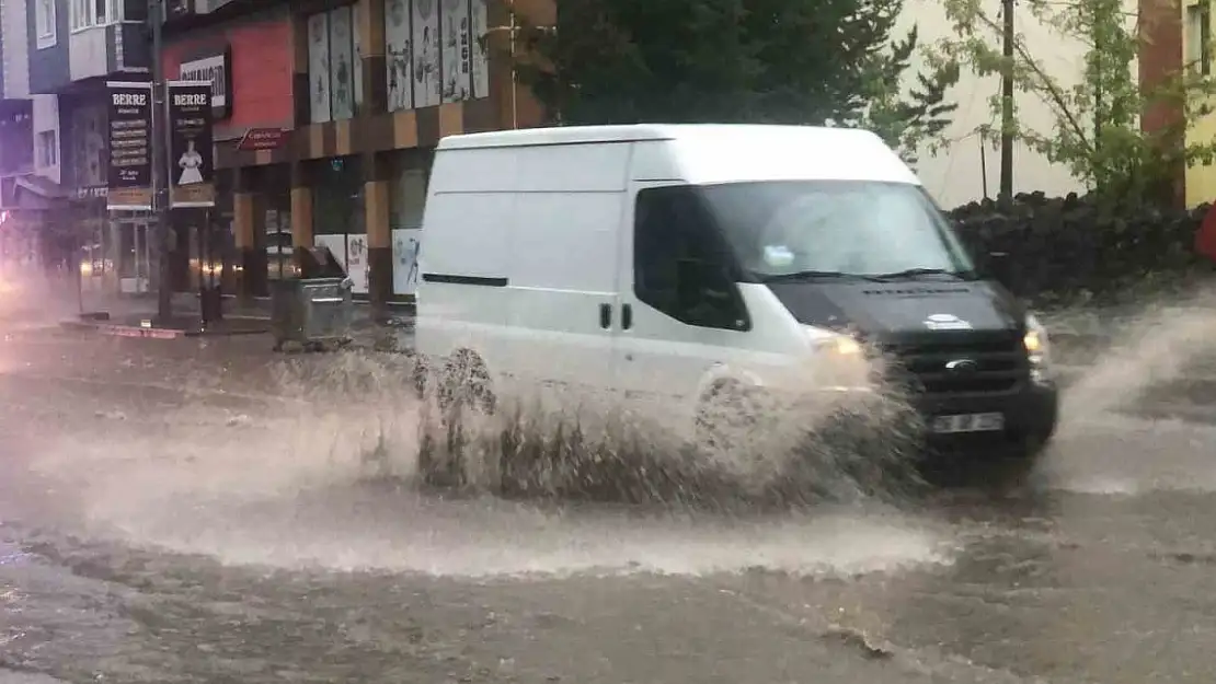 Kars'ta sağanak caddeleri göle çevirdi