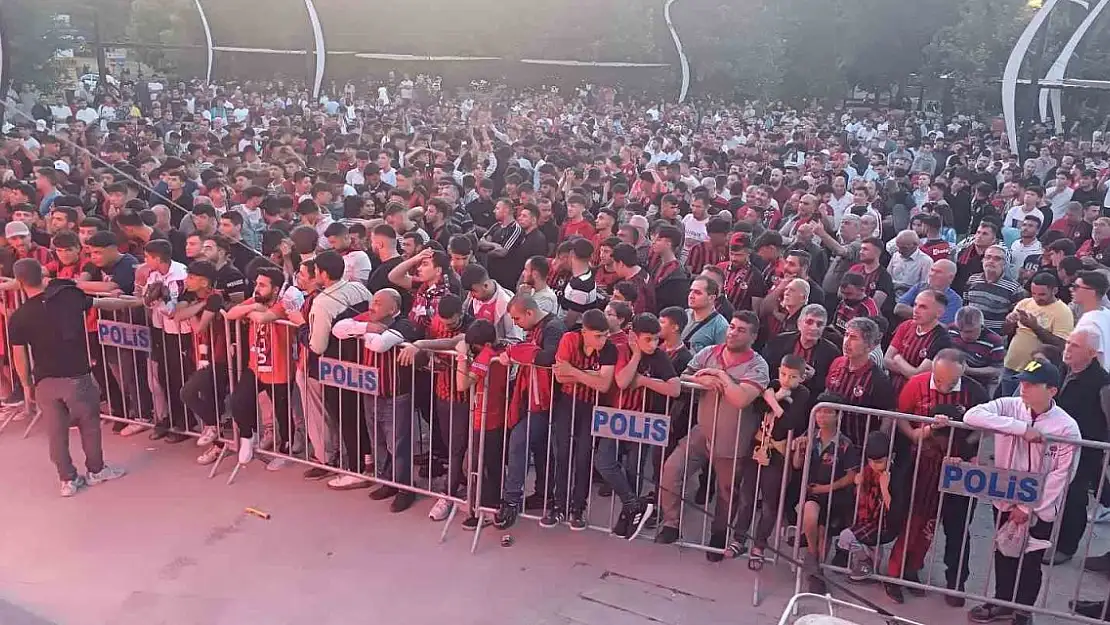 Gaziantepliler takımlarının kritik maçını dev ekrandan takip ediyor