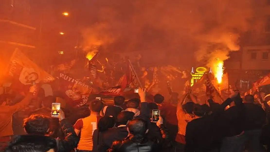 Kars'ta sokaklar sarı-kırmızı oldu