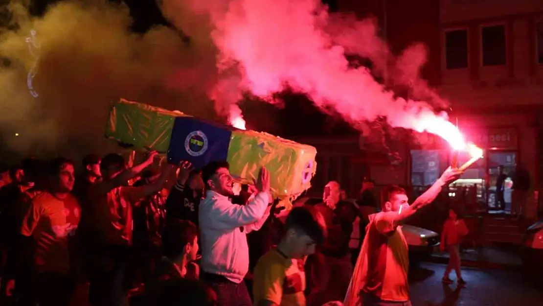 Fenerbahçe bayraklı tabutla şampiyonluğu kutladılar
