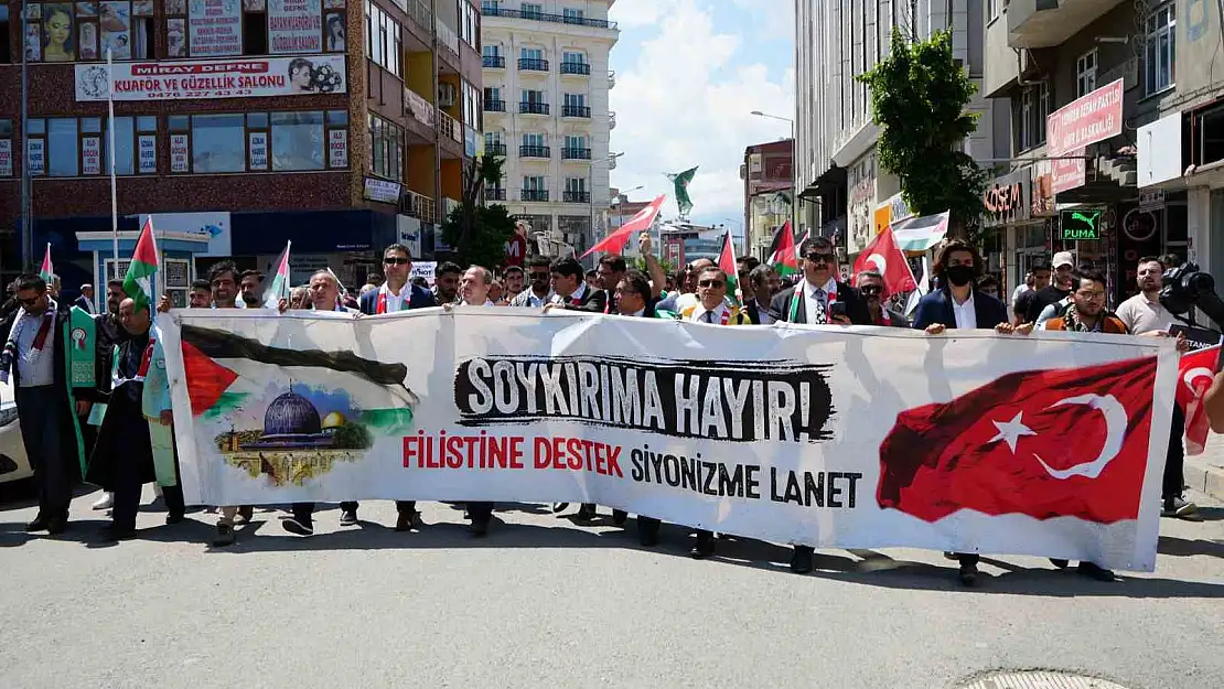 Iğdır Üniversitesi öğrencileri mezuniyette Filistin için yürüdü
