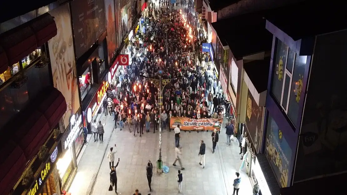 Ağrı'da meşaleler Gazze için yandı