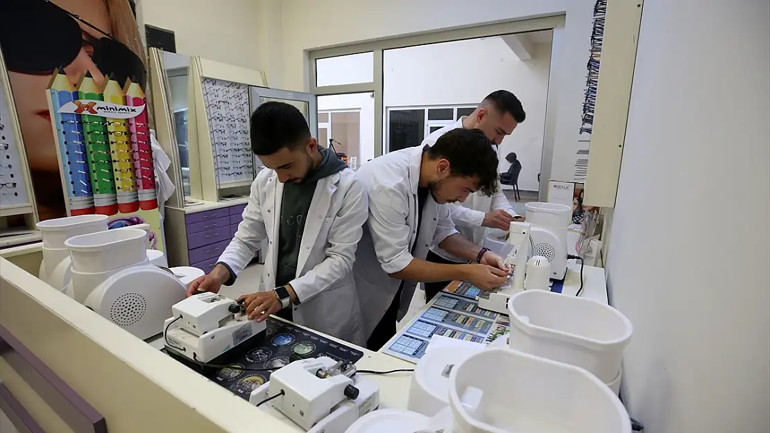 Muş'ta geleceğin optisyenleri kendilerini geliştiriyor