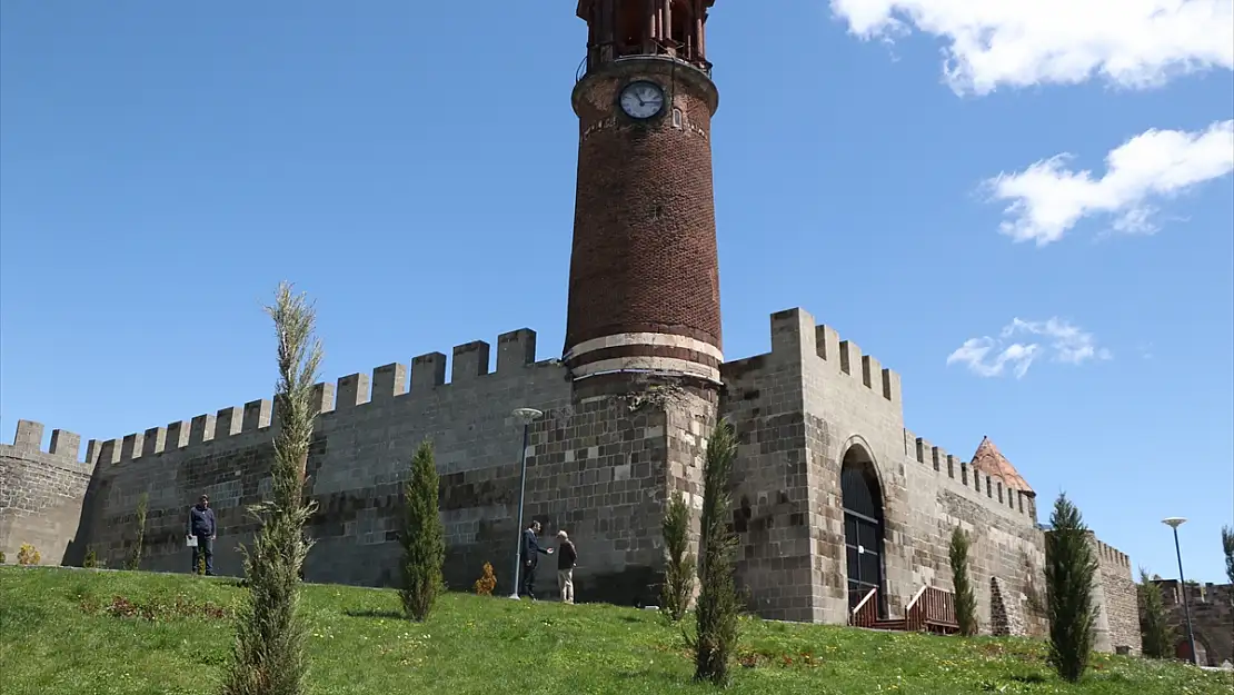Saltuklular döneminden kalan tarihi saat Erzurumlulara 143 yıldır zamanı gösteriyor