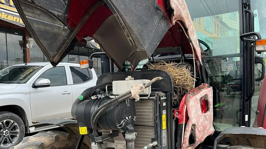 Erzurum'da vefalı çiftçi traktöre yuva yapan kuş için işleri bıraktı