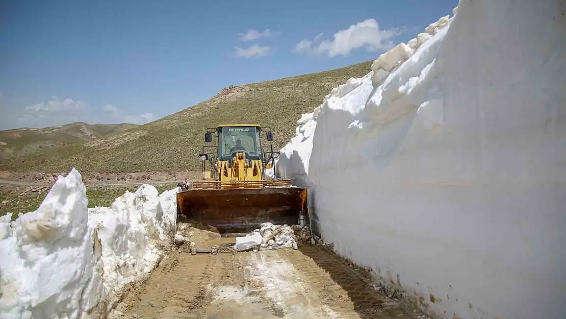 Van'da, 5 metreyi bulan karda yol açma çalışması