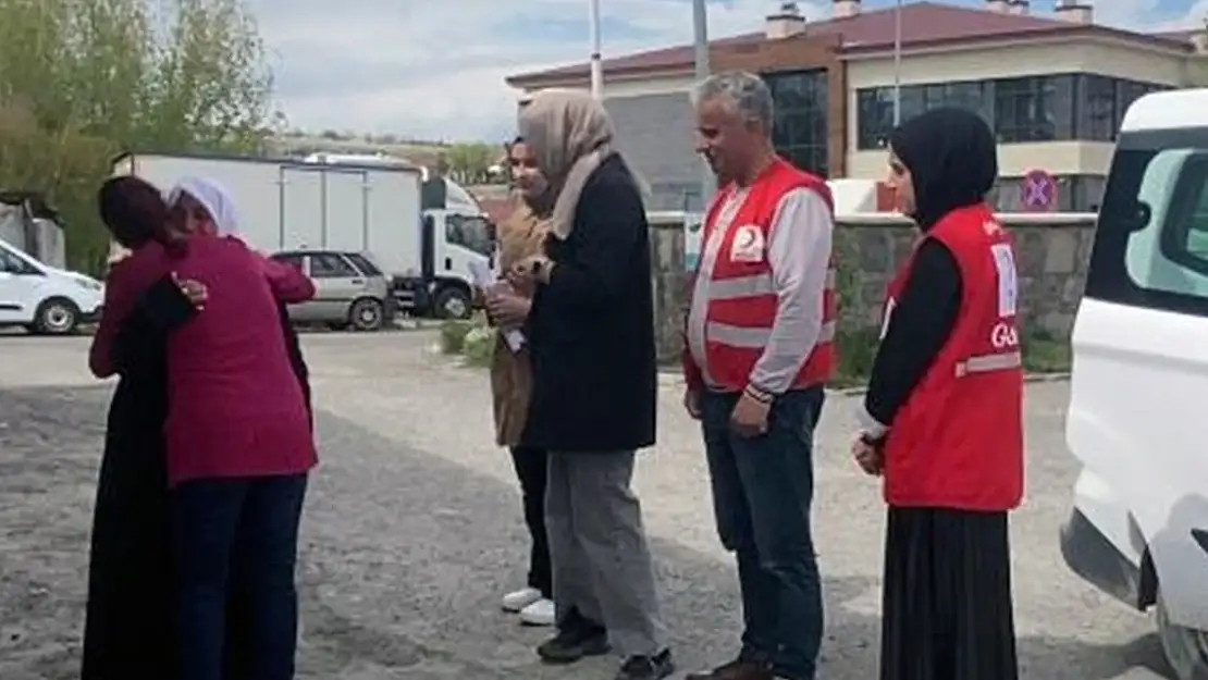 Ağrılı anne ile engelli kızı 4 yıl sonra Kızılay'ın girişimiyle buluştu