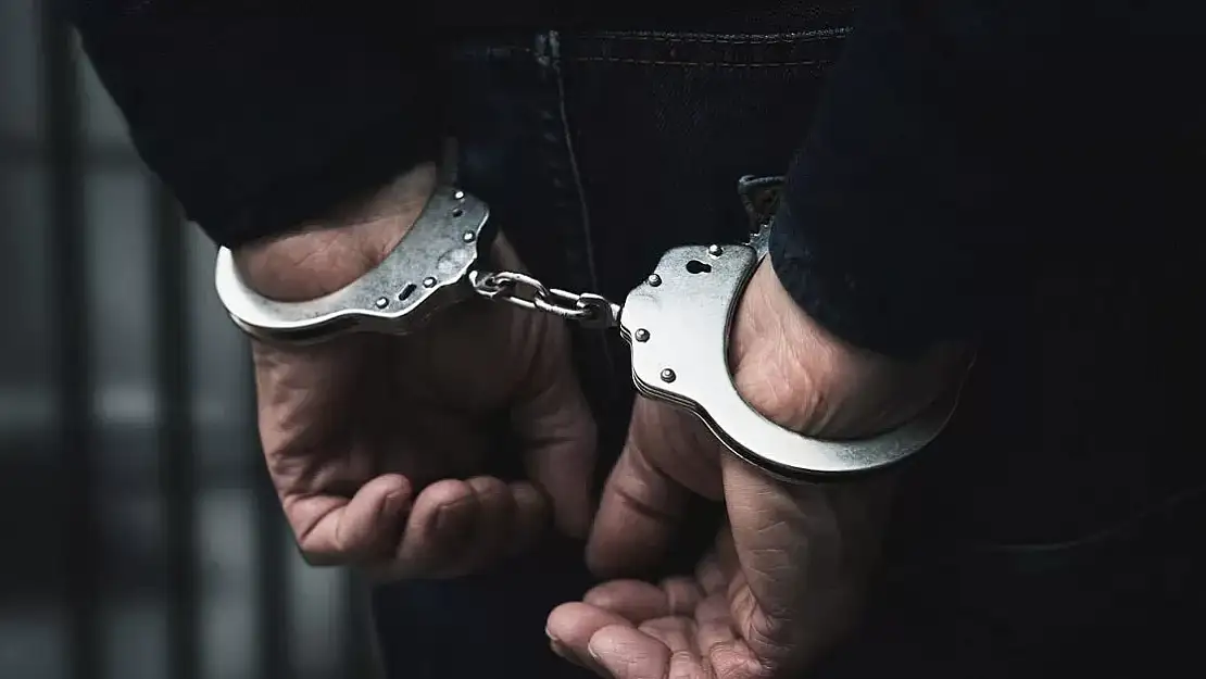 Kars'ta bir iş yerinde ruhsatsız silahlar ele geçirildi: 2 gözaltı
