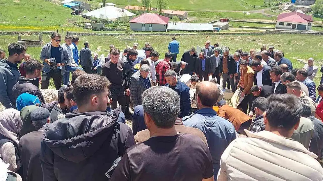 Babaları tarafından öldürülen 3 kardeş Erzurum'da toprağa verildi