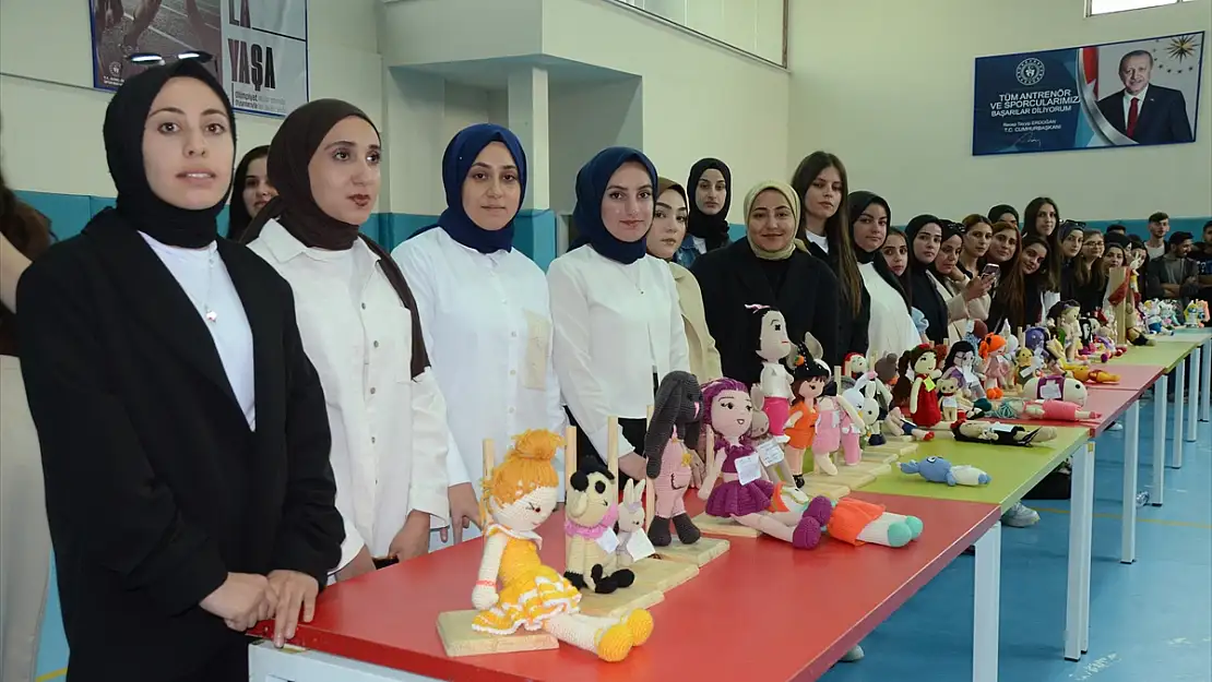 Kars'ta üniversite öğrencileri sergi açtı