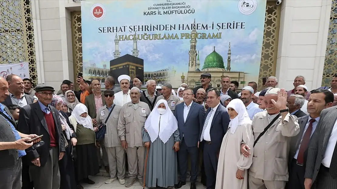 Kars'tan hacı adayları dualarla uğurlandı