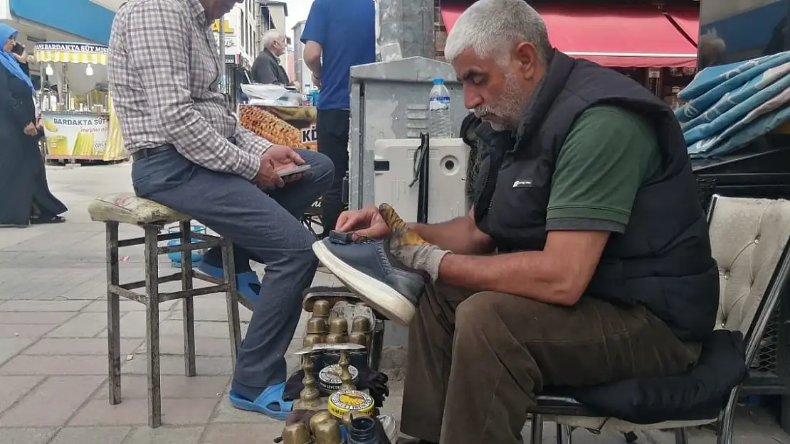 19 Yıldır Aynı Noktada Ayakkabı Boyuyor