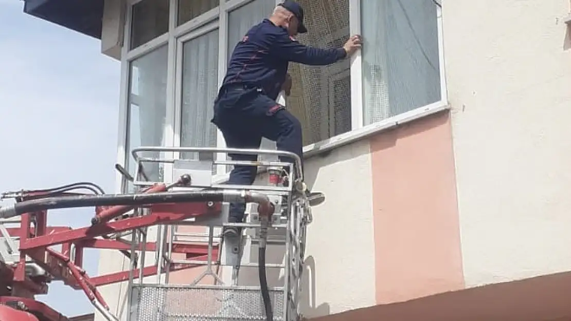 Sıdkiye Mahallesi'nde evde mahsur kalan çocuk kurtarıldı