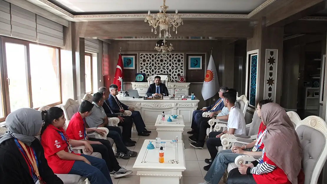 Ahlat Belediye Başkanı Gülmez, TÜBİTAK yarışmasında derece alan öğrencileri ağırladı