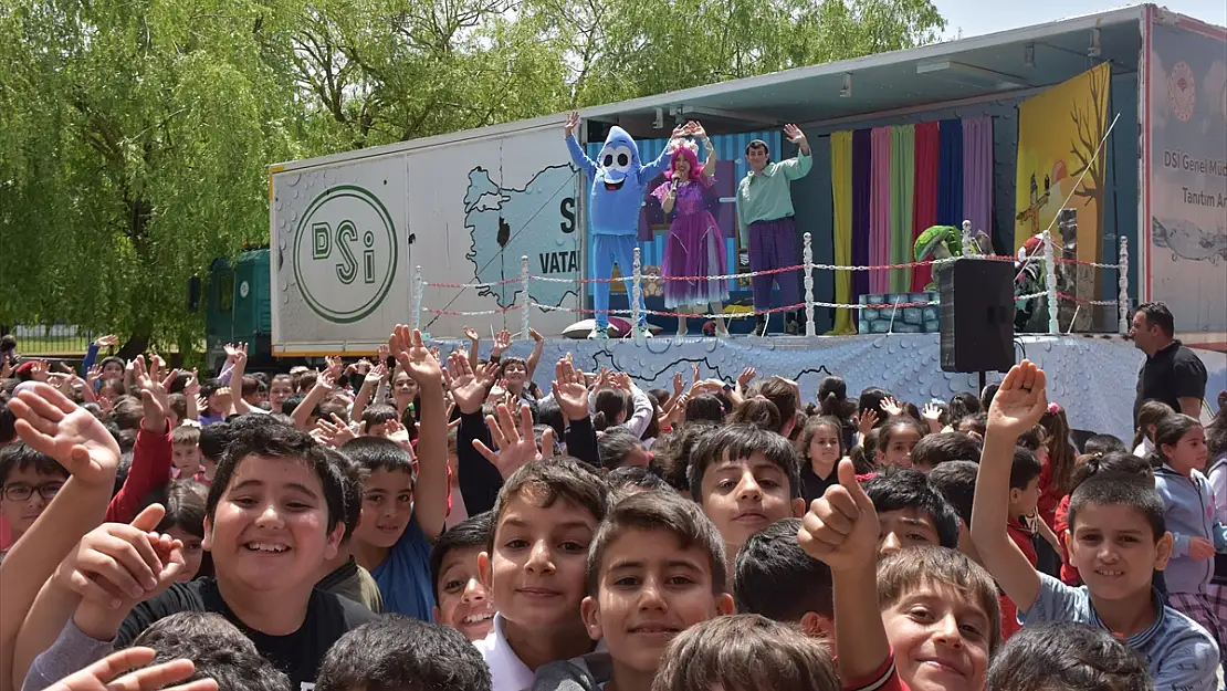 Van'da su bilincini öğrencilere tiyatroyla aşıladılar