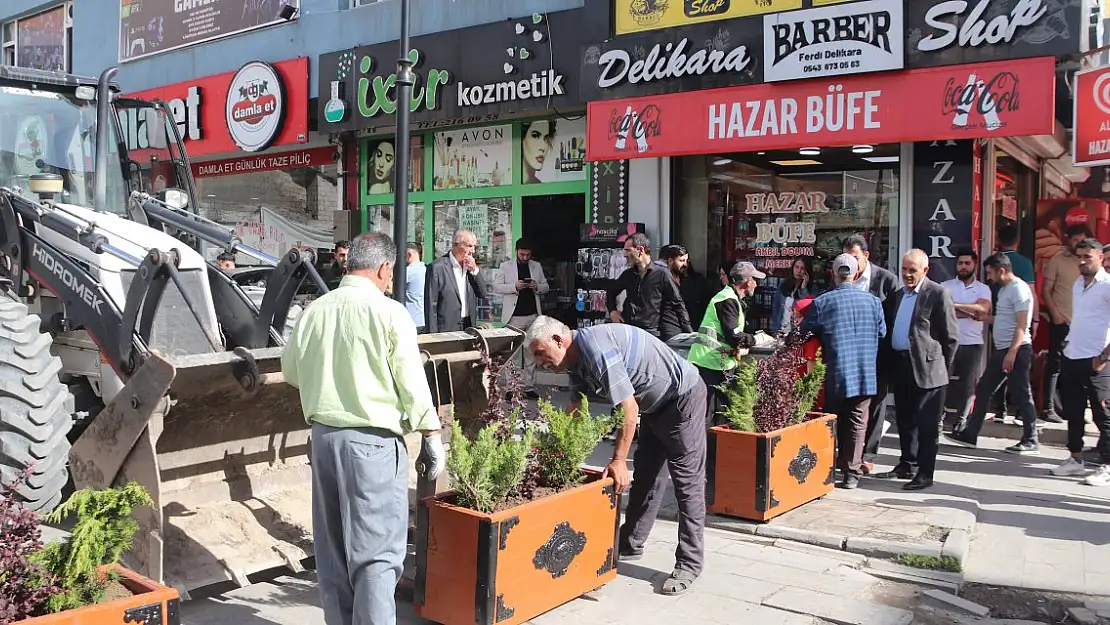 Ağrı caddelerinde betonlar kalktı çiçekler geldi