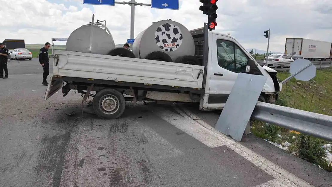 Kars'ta kamyonet ile otomobil çarpıştı: 4 yaralı