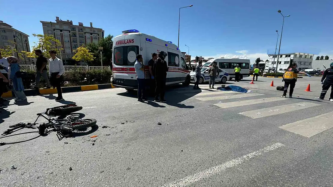 Van'da bisikletli beton mikserinin altında kaldı