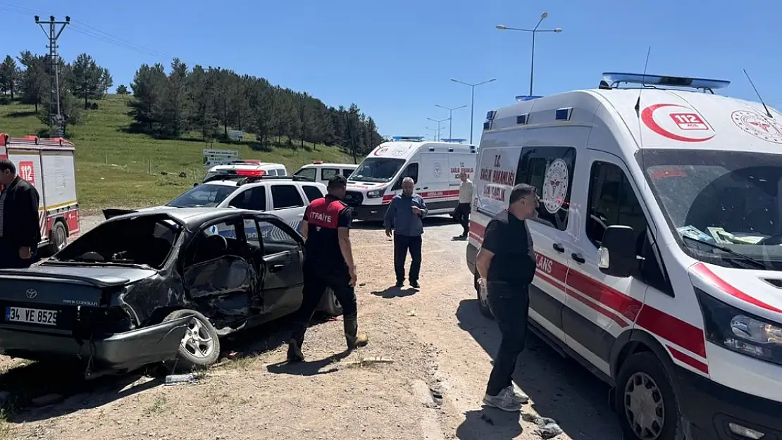 Ağrı'da çarpışan iki otomobildeki 4 kişi yaralandı