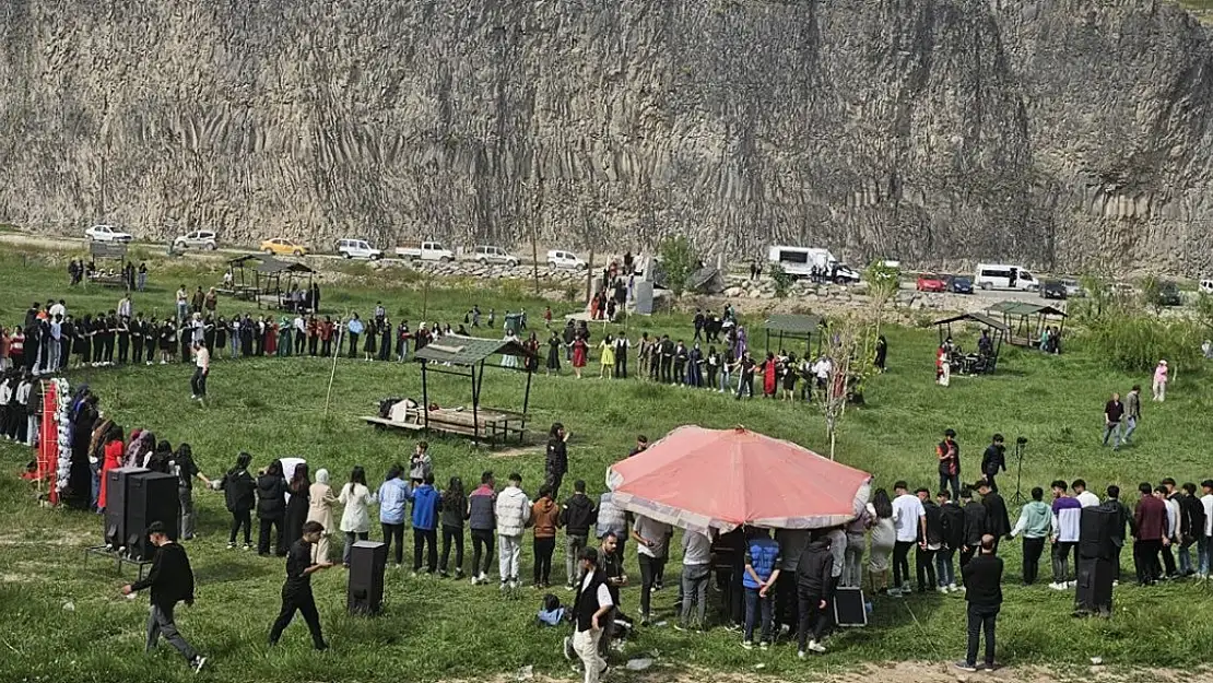 Murat Kanyonunda mezuniyet halayı