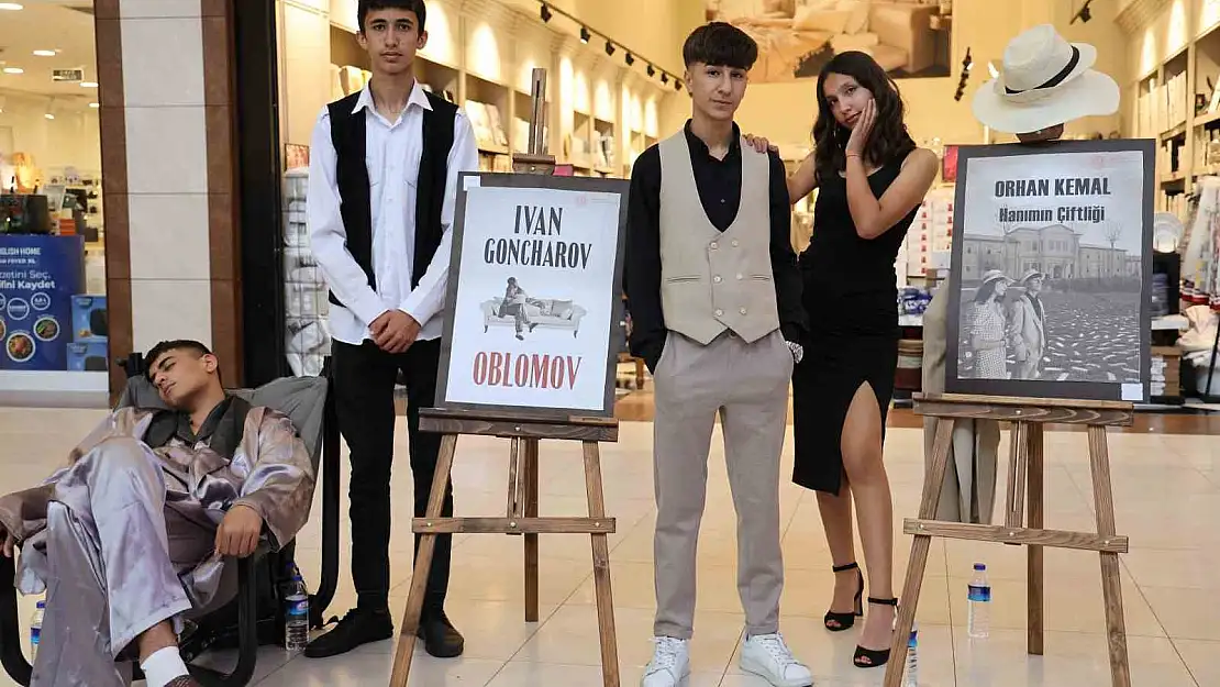 Diyarbakır'da öğrenciler roman karakterlerini canlandırdı