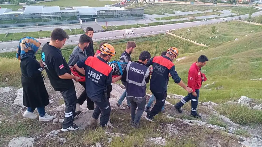 Van Kalesi'nde fotoğraf çektirmek isterken aşağı düştü