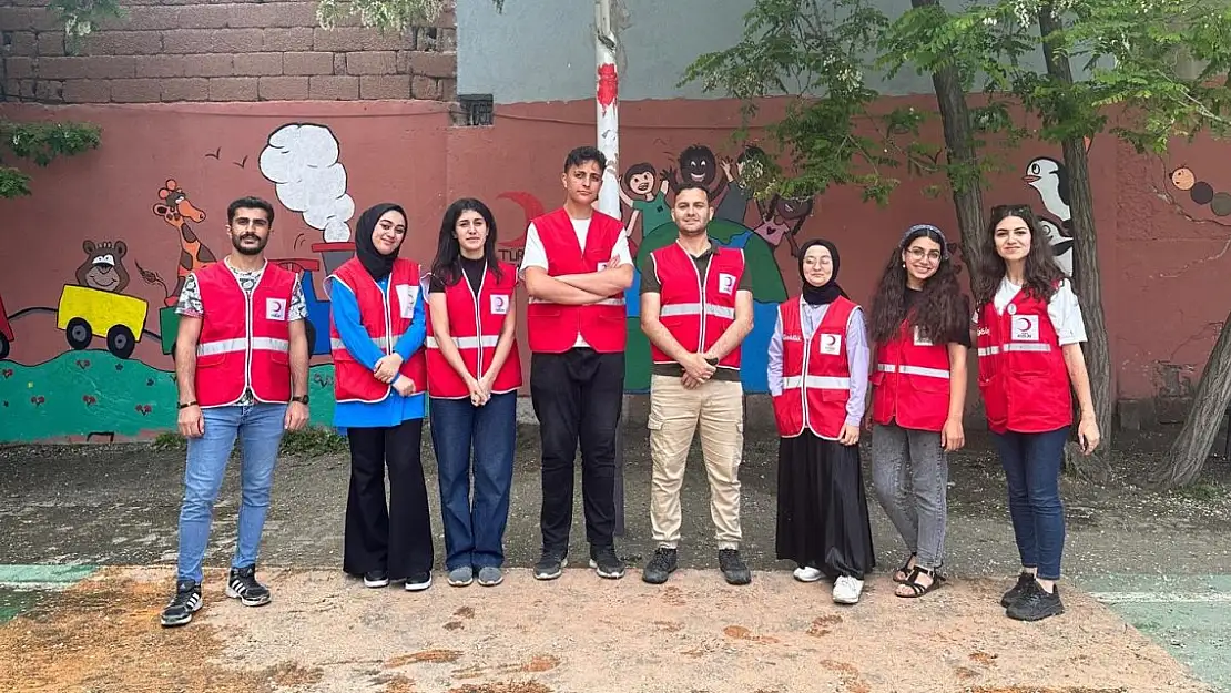 Ağrı Kızılay Gönüllüleri okul bahçelerini rengarenk yaptı