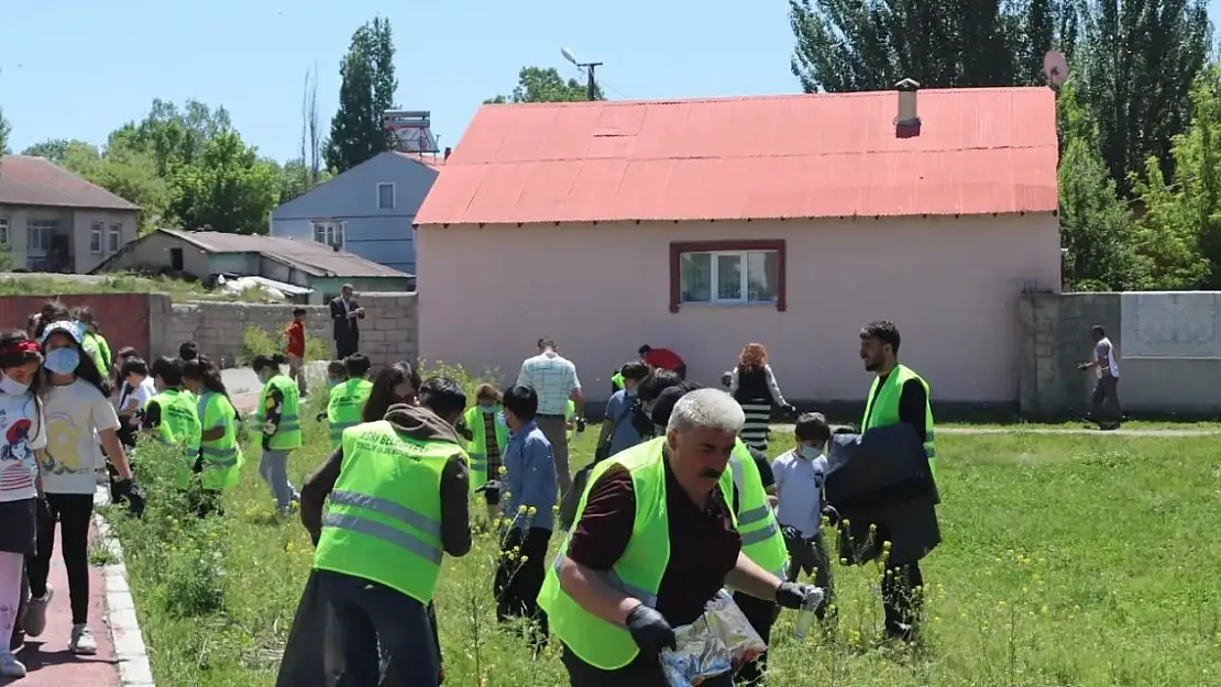 Doğa Koleji öğrencileri belediye ekipleri ile çöp topladı