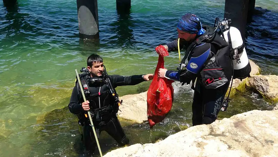 Van Gölü'ne dalış yapan dalgıçlar çok miktarda çöp çıkardılar