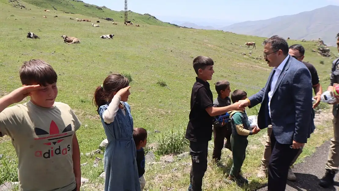 Ağrı Dağı'ndaki çocuklar Iğdır Valisini asker selamıyla karşıladı