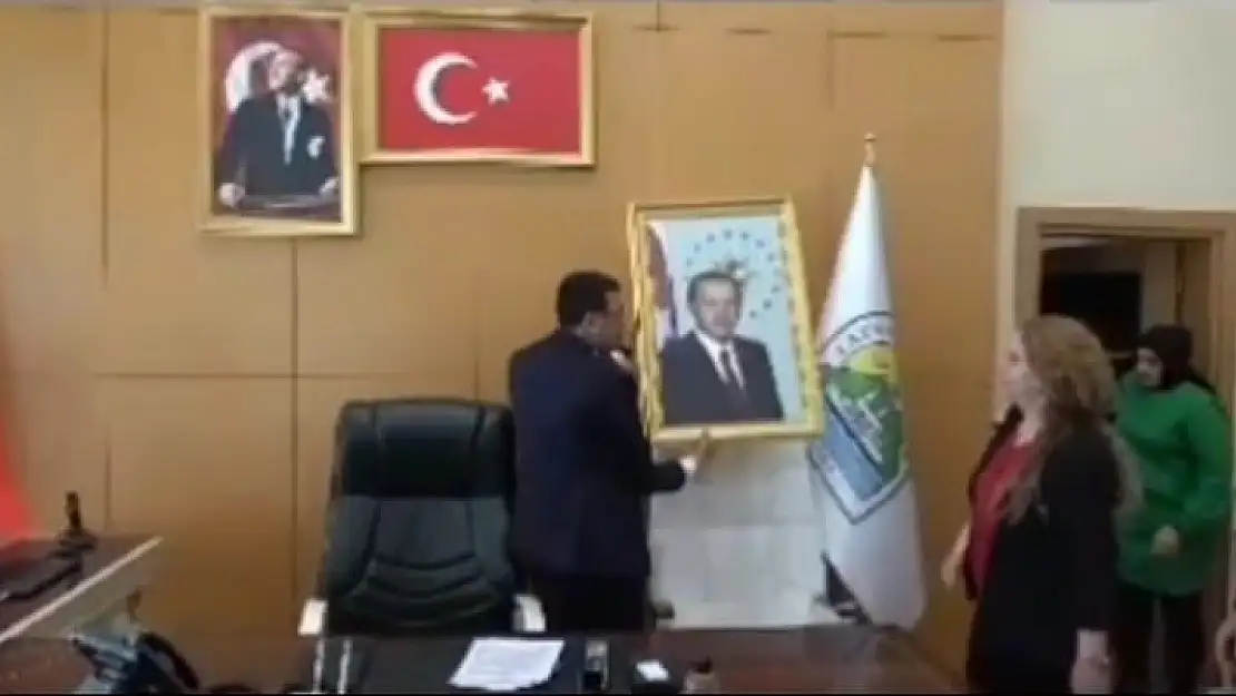 Bitlis'te DEM Partili başkanın Cumhurbaşkanının fotoğrafını indirdiği görüntüler ortaya çıktı