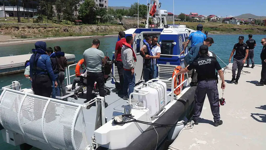 Özel çocuklar botla Van Gölü'nü gezdi
