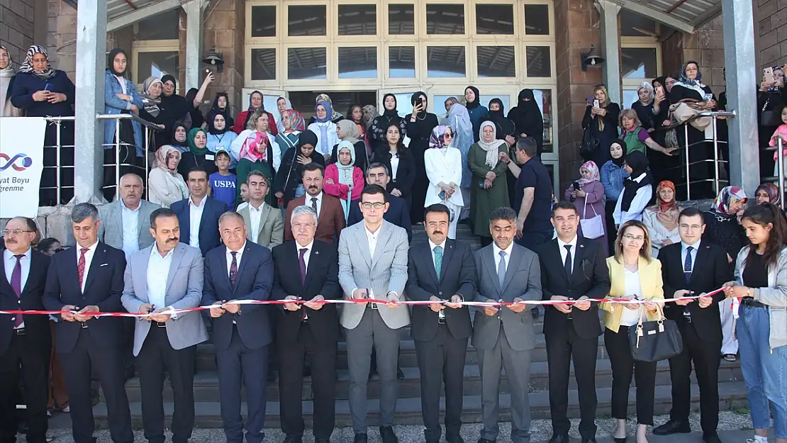 Bitlis'te yıl sonu sergisi açıldı