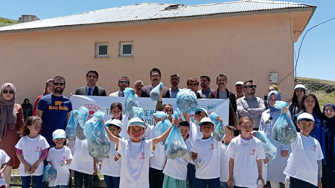 Hamur'da Kaymakam ve öğrenciler çöp topladılar