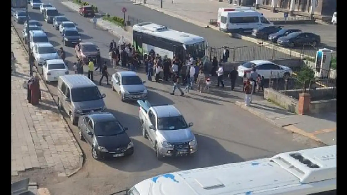 Kars'ta özel halk otobüsü Valilik duvarına çarptı
