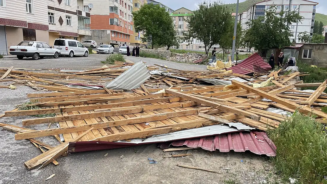 Bitlis'te şiddetli rüzgar çatıları uçurdu