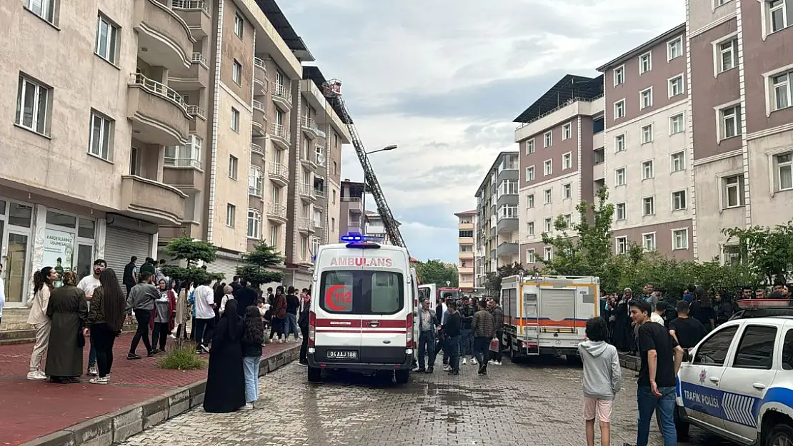 Ağrı'da çatı yangını korkulu anlar yaşattı