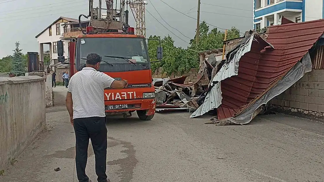 Van'da şiddetli fırtına okulun çatısını uçurdu