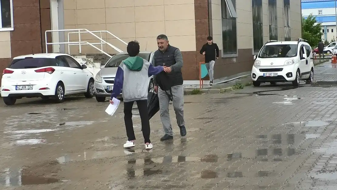 Kars'ta sınava geç kalan 3 öğrenciyi polis yetiştirdi