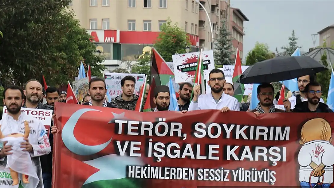 Erzurum'da sağlık çalışanları Gazze için yürüdü