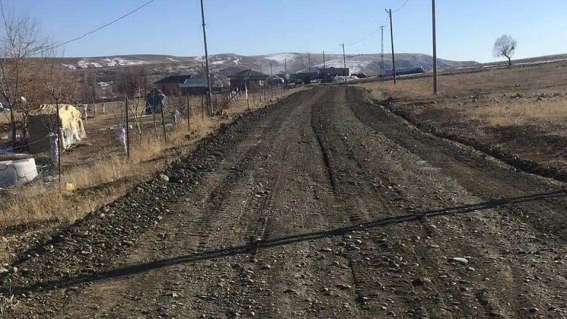 Ağrı'da köy yolları onarılıyor