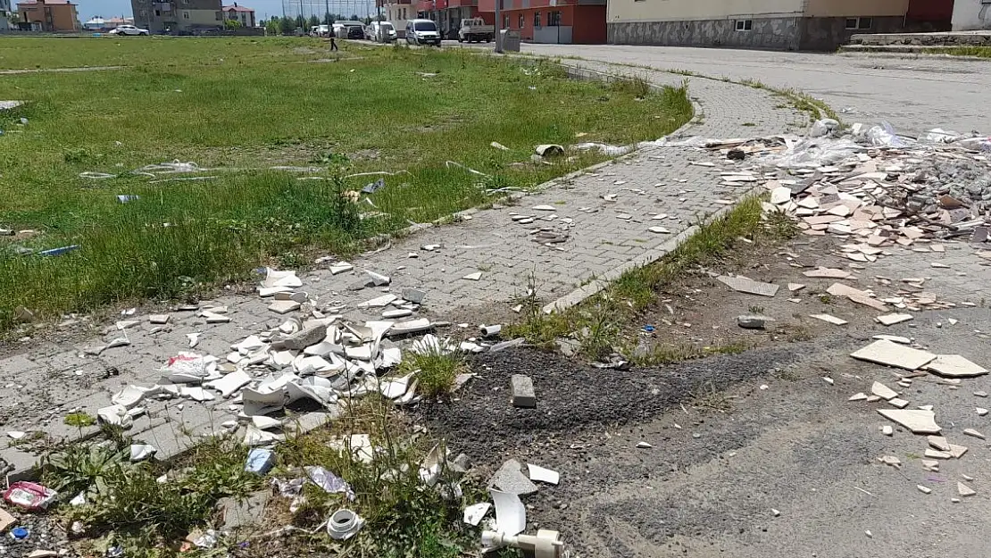 Ağrı'da tadilat molozları tepki çekiyor